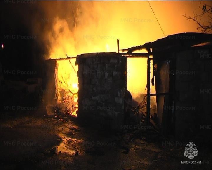 Пожарные ликвидировали возгорание в пгт. Тымовское   19 февраля в 18:51  сах  диспетчеру Тымовского пожарно-спасательного гарнизона поступило сообщение о возгорании на ул. Октябрьская, 38. Пожарный расчет прибыл через 3 минуты. К моменту прибытия огнеборцев горел мусор в мусорном контейнере на квадратном метре.   В 18:56 возгорание было локализовано, а в 19:01 полностью ликвидировано. В тушении участвовали 4 человека и 1 единица техники пожарно-спасательной службы Сахалинской области.  Погибших и пострадавших нет. Причины возгорания устанавливаются.