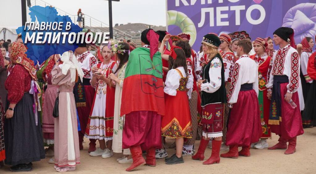 Молодежь из Запорожской области возглавила шествие на фестивале «Таврида.АРТ»  Группа ребят из Запорожской области стала главной в карнавальном шествии на фестивале «Таврида.Арт». Как сообщил Запорожскому агентству новостей руководитель группы Петр Бугаев, всего на молодежный форум из региона прибыли 80 человек.  Ребята активно участвовали в различных мероприятиях, включая открытие и зажжение маяка, многонациональный хоровод и карнавальное шествие.
