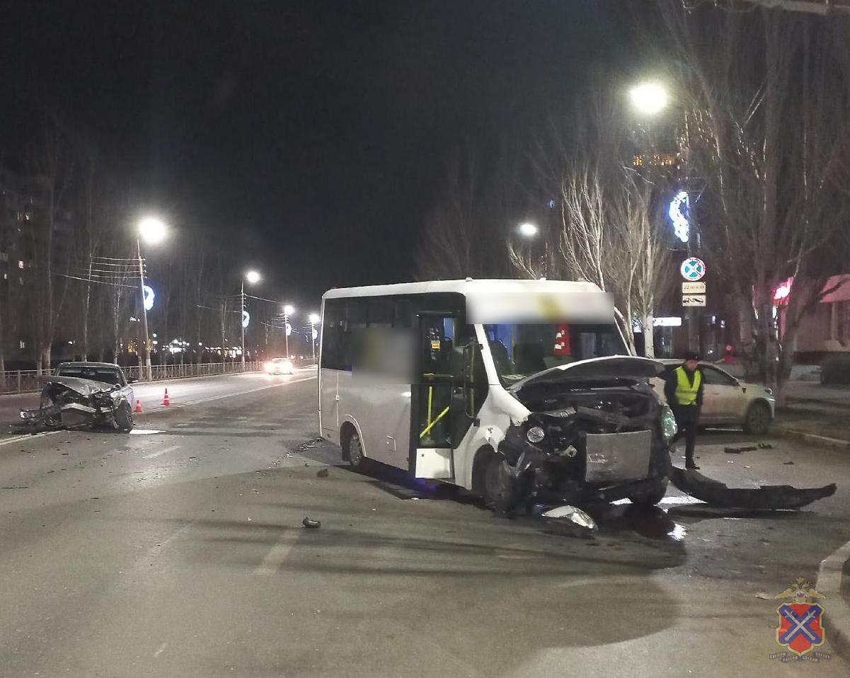 Маршрутка с пассажирами попала в ДТП в Волжском Авария случилась на проспекте Ленина 120 накануне В 17 40 водитель Mercedes Benz выезжая из двора пересек сплошную и врезался в ГАЗель 14 летняя девочка получила травмы ее доставили в медучреждение Прокуратура организовала проверку Подписаться Перейти на сайт MAX