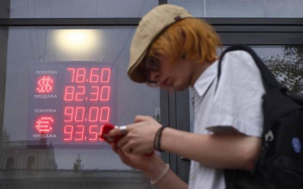 ЦБ поднял официальный курс доллара выше ₽79 Официальные курсы доллара и евро используются в том числе для расчетов по контрактам на срочном рынке Московской биржи Подробнее на РБК: