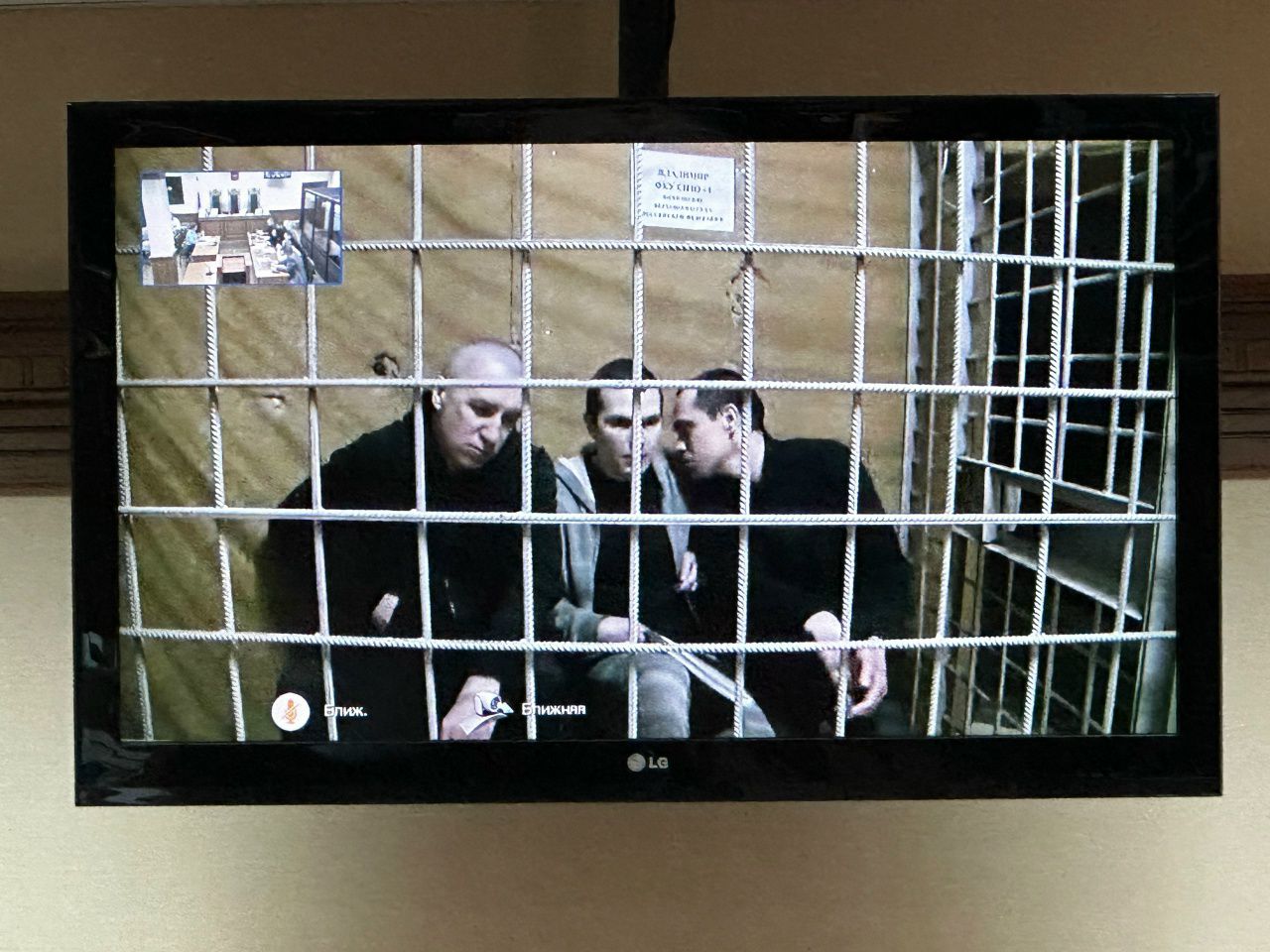 Прокурор потребовала ужесточить наказание бывшим адвокатам Алексея Навального по делу об участии в деятельности Фонда борьбы с коррупцией ФБК признан в России иноагентом экстремистской и нежелательной организацией и запрещен Гособвинитель Ирина Колотилова попросила увеличить срок лишения свободы Вадиму Кобзеву с 5 5 лет до 5 лет и 8 месяцев Алексею Липцеру с 5 до 5 5 лет а Игорю Сергунину с 3 5 до 4 лет передает корреспондент РБК из зала суда Прокурор настаивала на исключении смягчающих обстоятельств для Кобзева и Липцера поскольку по ее мнению отсутствуют доказательства тяжелого материального положения их семей Высказывая позицию по приговору Сергунину который признал вину и сотрудничал со следствием Колотилова заявила что следствие располагало доказательствами и без его признательных показаний все они были собраны в условиях очевидности а значит приговор следует ужесточить и ему Фото Денис Пантелеев РБК Следить за новостями РБК в Telegram