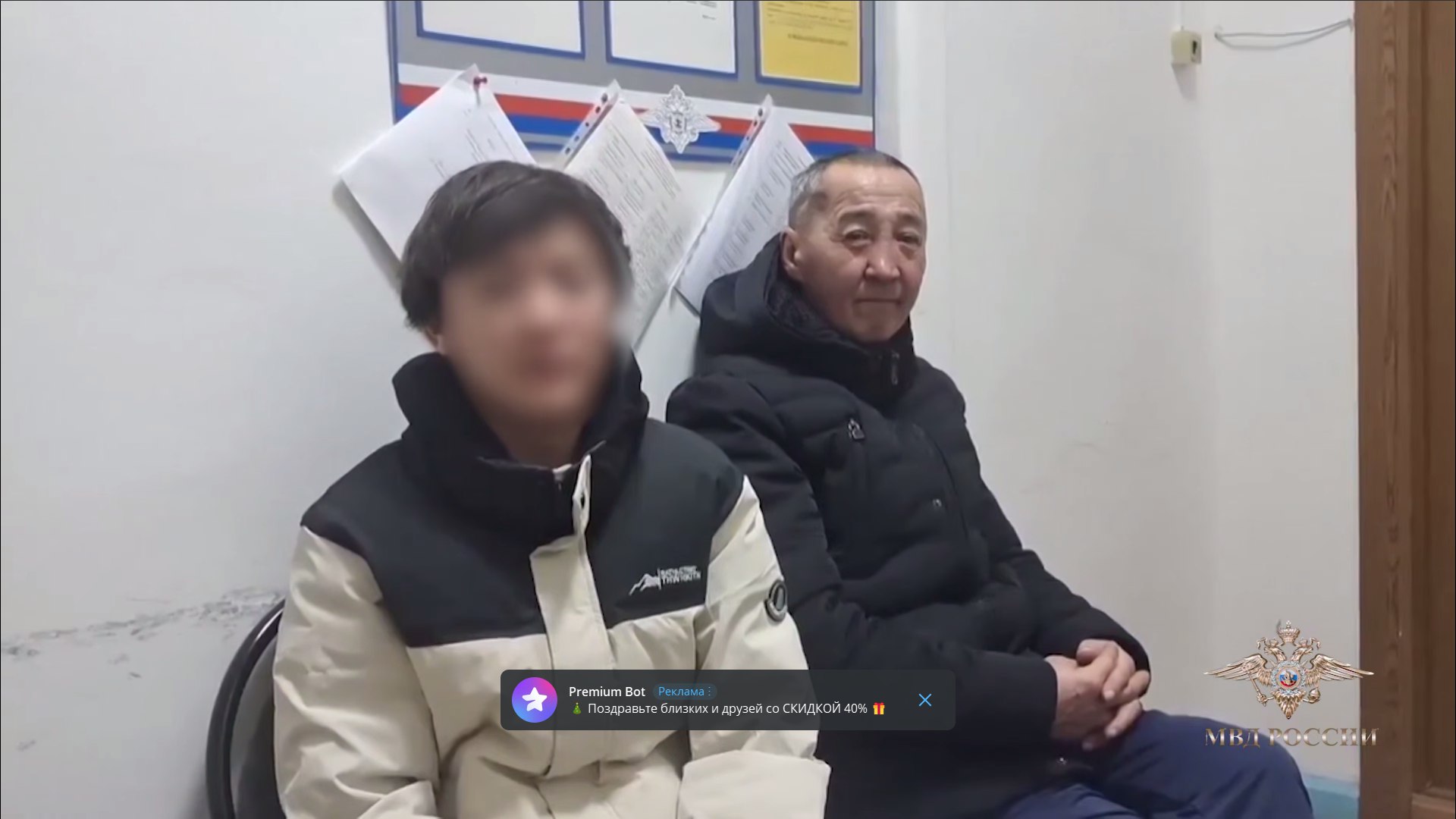 Майор полиции спас подростка и взрослого из снежного плена Старший уполномоченный Отдела МВД России по Палласовскому району майор полиции Эльдар Искаринов узнал о пропаже людей от главы администрации посёлка Ромашки Тот обратился к правоохранителям за помощью в буран не могли найти двух загонщиков скот 16 летнего пастуха и его родственника Предположительно люди могли находиться в лесополосе снежный плен не выпускал даже к ближайшему укрытию Участковый и сотрудники местного подразделения МЧС отправились на поиски на специальном транспорте Видимость была нулевой спасатели приняли решение что один из группы пойдёт вперёд и будет указывать дорогу Полицейский двигался пешком по морозу 7 км Благодаря Эльдару Искаринову спустя три часа удалось обнаружить пропавших и доставить домой