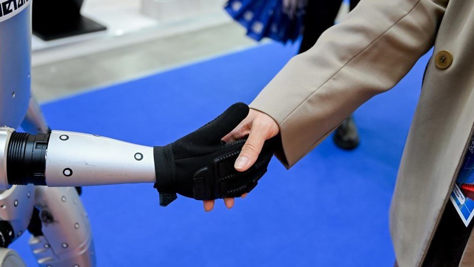 Деловые письма стали чаще очеловечивать с помощью ИИ Аналитики Почта Mail заметили тренд нейросети в деловой переписке используют не только для скорости но и чтобы текст звучал человечнее Выяснилось что 63 пользователей экономят время с ИИ 29 считают что нейросети помогают писать живее и персонализированнее а 18 подмечают рост креативности и эффективности 54 используют нейронку для подбора оригинальных формулировок и стиля 15 для адаптированного под деловой стиль перевода и 14 для генерации юмора и креативных вставок Сергей Ермохин Подписаться на ДП в Telegram MAX