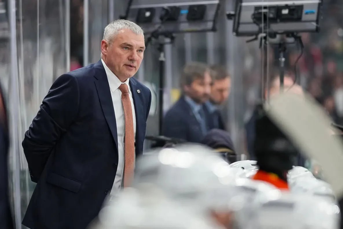 Хабаровский хоккейный клуб Амур остался без главного тренера Пресс служба хабаровского хоккейного клуба Амур подтвердила информацию об уходе со своего поста главного тренера тигров Александра Гальченюка Соглашение расторгнуто по соглашению сторон Гальченюк возглавил хабаровский коллектив в мае 2025 года Под его руководством команда одержала семь побед в двадцати матчах регулярного чемпионата КХЛ Фактически Александр Гальченюк перестал руководить командой в начале ноября текущего года Тогда в пресс службе клуба сказали что наставник серьёзно заболел острой вирусной инфекцией Исполнять его обязанности был назначен Александр Андриевский Сейчас ХК Амур терпит поражение за поражением неудачный сериал растянулся уже на четыре игры Хабаровчане опустились на восьмую строчку турнирной таблицы сезона КХЛ в дивизионе Восток todaykhv