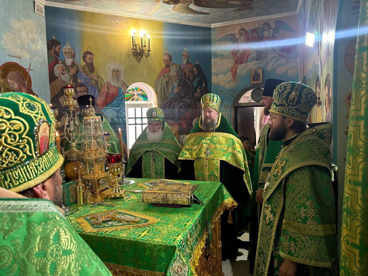 В Мелитополе состоялось торжественное богослужение в честь преподобного Серафима Саровского.   Накануне дня обретения его мощей, епископ Бердянский и Приморский Петр совершил всенощное бдение в Серафимовском храме.   Во время проповеди владыка Петр напомнил верующим о словах преподобного Серафима: «Дабы сохранить мир душевный, должно отгонять от себя уныние и стараться иметь радостный дух», подчеркнув их актуальность в наше время.   По окончании богослужения епископ Петр благословил прихожан.