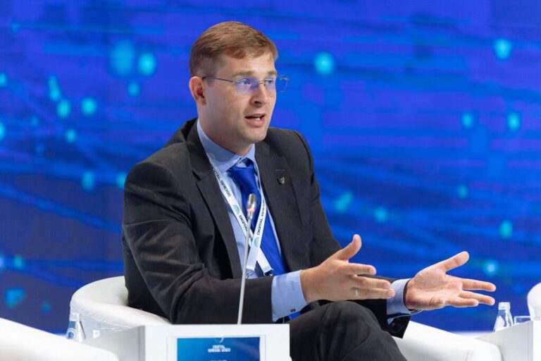 Тимур Турлов рассказал как Freedom планирует стать главным банком в Центральной Азии и тюркском мире На пресс завтраке в Алматы куда был приглашен CEO Digital Business Виталий Волянюк глава Freedom Тимур Турлов обозначил один из самых амбициозных векторов развития компании По его словам Freedom намерен сформировать единую цифровую инфраструктуру которая сможет связать национальные платежные системы стран тюркского мира и обеспечить свободные быстрые и недорогие трансграничные переводы без зависимости от западных или российских решений Мы за этот год построили хорошую инфраструктуру в Таджикистане вот сейчас запустили картоматы Многие продукты которые стали стандартом для рынка Казахстана и которые пока еще для Таджикистана являются чем то принципиально новым Мы перерабатываем процессы перерабатываем интеграции подходы многие другие вещи говорит Турлов Подробнее на сайте