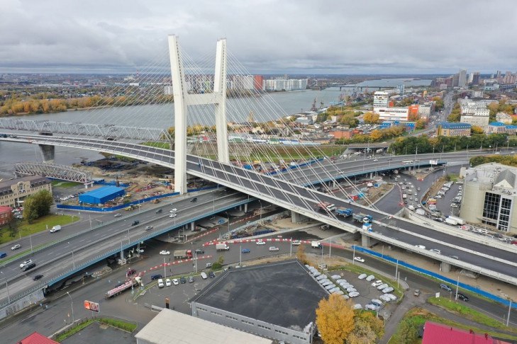 На стройке 4-го моста в Новосибирске законсервировали дорожную технику до весны  Мостостроители отчитались о завершении летнего сезона работ.  По данным ГК «ВИС», сейчас на стройке задействовано 250 человек, спецтехнику консервируют на зиму.  «С учетом текущей ситуации с финансированием сформирован производственный график работ на зимний период»,   – сообщили в пресс-службе группы «ВИС».   Чем именно будут заняты строители по окончании строительного сезона, концессионеры не сообщают.