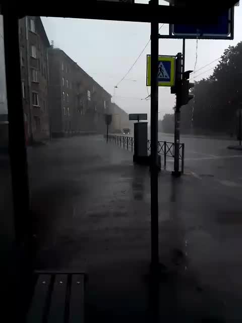 Сильный ливень и гроза накрыли Петербург