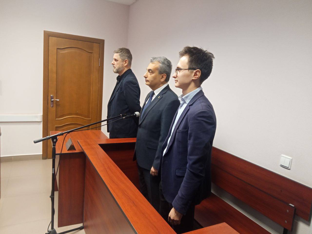 Зампреда партии Яблоко Льва Шлосберга приговорили к 420 часам обязательных работ Псковского политика признали виновным в неисполнении обязанностей иноагента из за сохранения пяти чужих видео на личную VK страницу Шлосберг вину не признал Защита намерена обжаловать приговор fontankaspb