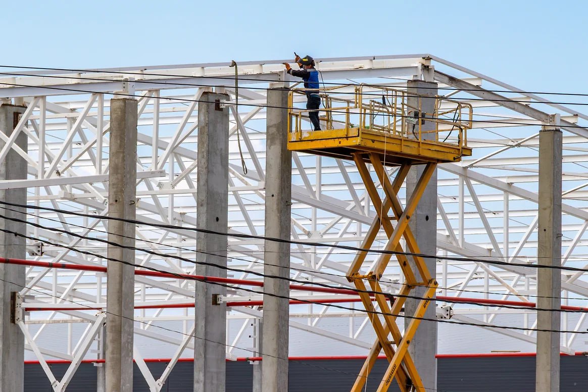 Концерн DoorHan после завершения строительства в Новосибирске четырех заводов по производству металлоконструкций сэндвич панелей и модульных каркасов заявил о реализации крупного девелоперского проекта Входящая в ГК структура Дорхан восток девелопмент в ближайшие годы построит в регионе индустриальный парк площадью до 500 тыс кв м Инвестиции оцениваются в 10 млрд руб Эксперты отмечают что в Новосибирске в 2025 году уровень вакантных площадей в складском сегменте вырос на 10 а значит перспективы проекта будут зависеть от уровня арендной ставки Подробнее в материале Девелопмент нашел DoorHan Егор Снетков Коммерсантъ  Подписывайтесь на Ъ Сибирь