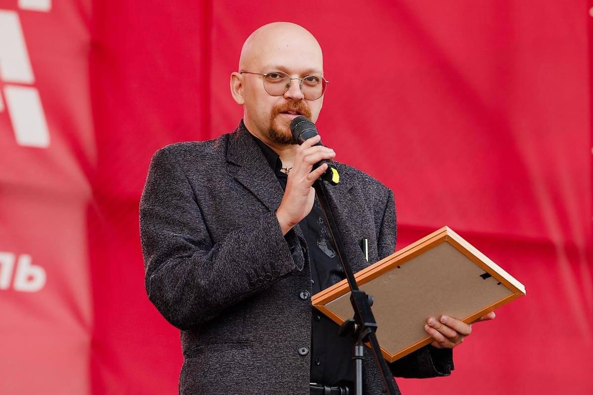 В Доме актера зазвучат стихи на разных языках Современную национальную поэзию можно услышать на литературно поэтическом марафоне Его участниками станут бурятский поэт Элбэг Зандраев писатель из Якутска представитель юкагирского языка Инесса Курилова алтайский поэт Аруна Монголова татарский автор Рифат Джамал поэт из Москвы Дмитрий Артис и авторы из Екатеринбурга Сергей Ивкин и Андрей Санников Марафон 4 ноября в 15 00 на 8 марта 8 Вход свободный здесь регистрация 12 Культура Урала