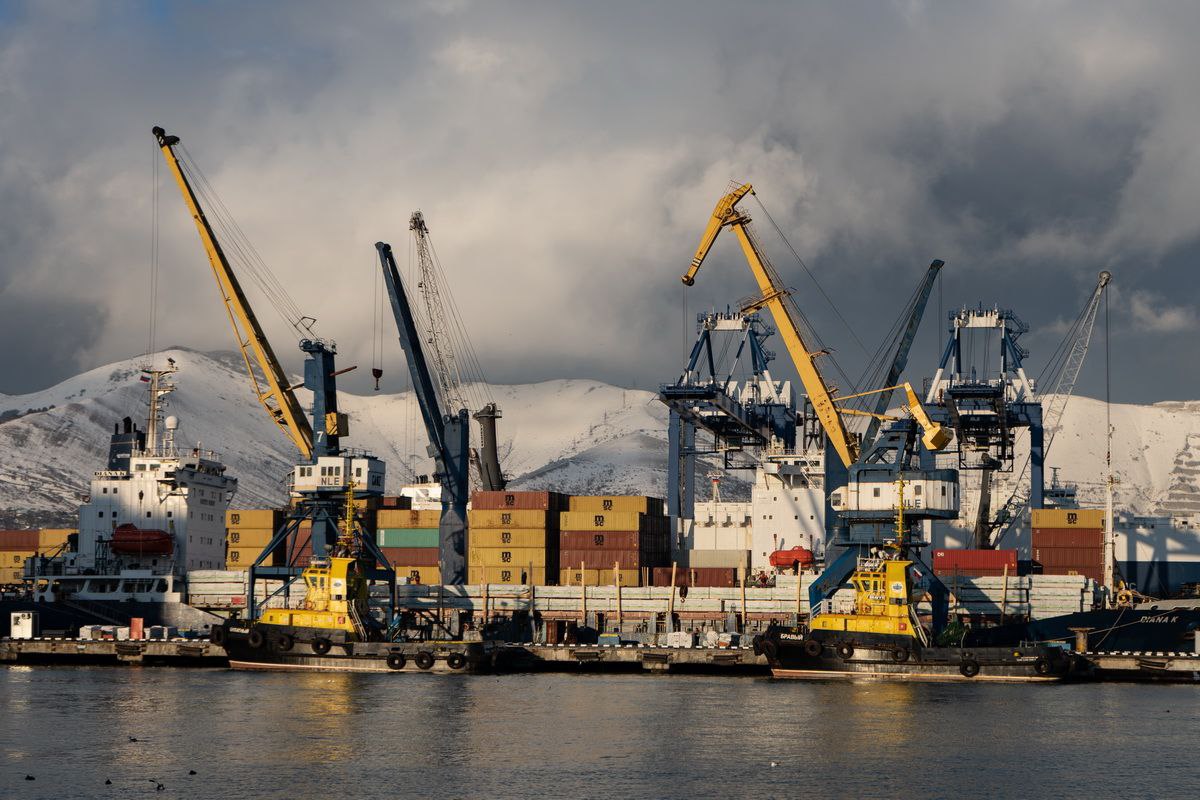 Грузооборот морских портов России за десять месяцев 2025 года уменьшился на 1 5 до 732 6 млн тонн Сообщает АСОП Объём перевалки сухих грузов составил 362 9 млн тонн 2 1 в том числе угля 168 8 млн тонн 6 2 грузов в контейнерах 44 4 млн тонн 2 5 минеральных удобрений 38 7 млн тонн 7 8 зерна 39 4 млн тонн 39 4 черных металлов 19 3 млн тонн 24 1 руды 12 8 млн тонн 33 9 грузов на паромах 6 8 млн тонн 0 7 Объем перевалки наливных грузов составил 369 7 млн тонн 0 7 в том числе сырой нефти 229 5 млн тонн 2 0 нефтепродуктов 102 1 млн тонн 6 6 сжиженного газа 30 4 млн тонн 3 1 пищевых грузов 4 5 млн тонн 13 9 Экспортных грузов перегружено 574 7 млн тонн 2 1 импортных 34 1 млн тонн 3 1 транзитных 62 1 млн тонн 13 2 каботажных 61 9 млн тонн 7 7 Грузооборот морских портов составил Арктического бассейна 73 3 млн тонн 5 3 Балтийского бассейна 226 6 млн тонн 0 9 Азово Черноморского бассейна 219 1 млн тонн 6 1 Каспийского бассейна 6 5 млн тонн 14 6 Дальневосточного бассейна 207 1 млн тонн 5 1