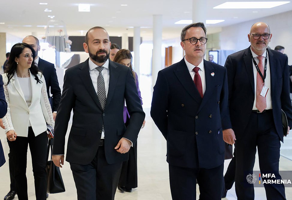 Новая Повестка партнерства с ЕС станет новой важной вехой на пути расширения сотрудничества Армении с Евросоюзом – Мирзоян Глава МИД Армении Арарат Мирзоян на встрече с вице-премьером Люксембурга, министром иностранных дел и внешней торговли Ксавье Беттелем представил работу, проводимую по углублению партнерства РА-ЕС. Собеседники коснулись новых инициатив по углублению дружбы и взаимовыгодного партнерства между двумя странами, обменялись мнениями о развитии событий в ЕС и вокруг него, а также обсудили международные и региональные события, происходящие в нынешних условиях геополитической неопределенности.