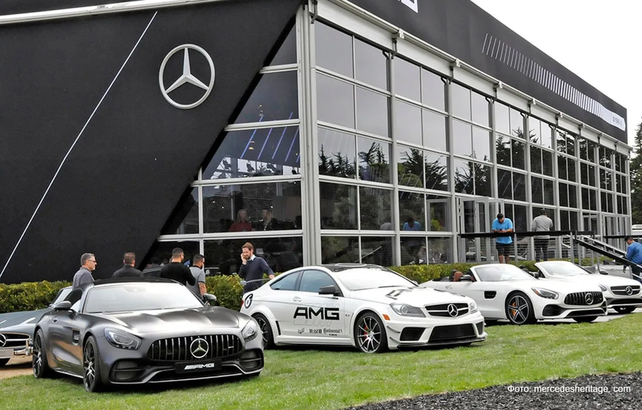 Звезда закатилась Mercedes Benz продал свои автосалоны в Берлине бизнесмену из Канады Как пишет Bild со ссылкой на источники в компании всего было продано семь автосалонов в которых работают 1 5 тыс сотрудников Кроме того Mercedes Benz намерена продать свои автосалоны в Мюнхене Гамбурге а также в Рейнско Рурском регионе Так под угрозой окажутся рабочие места 8 тыс сотрудников Рабочим сообщили о продаже по почте и предложили выбор уволиться с выплатой или остаться на год после чего старые договоры всё равно расторгнут Какими будут новые условия неизвестно Шок для всех сотрудников берлинского дилерского центра Mercedes Все автосалоны в столице теперь принадлежат канадцу Новый владелец Кулдип Биллан глава и основатель автомобильной группы Alpha говорится в материале  В апреле Mercedes Benz Group AG сообщила что ее чистая прибыль в первом квартале 2026 года снизилась на 15 5 по сравнению с аналогичным периодом 2025 года составив 1 418 миллиарда евро Больше новостей IZ RU в MAX