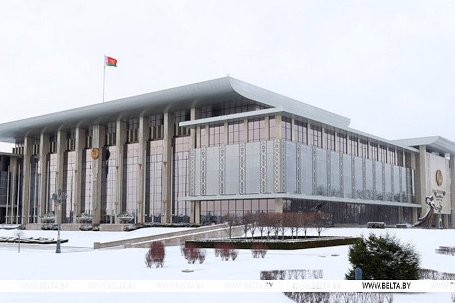 Александр Лукашенко предложил Зимбабве трёхсторонний проект с Мозамбиком по строительству морского порта Об этом Президент Беларуси Александр Лукашенко заявил на встрече с председателем Сената Зимбабве Мейбл Мемори Чиномоной Подпишитесь на Гомельские ведомости