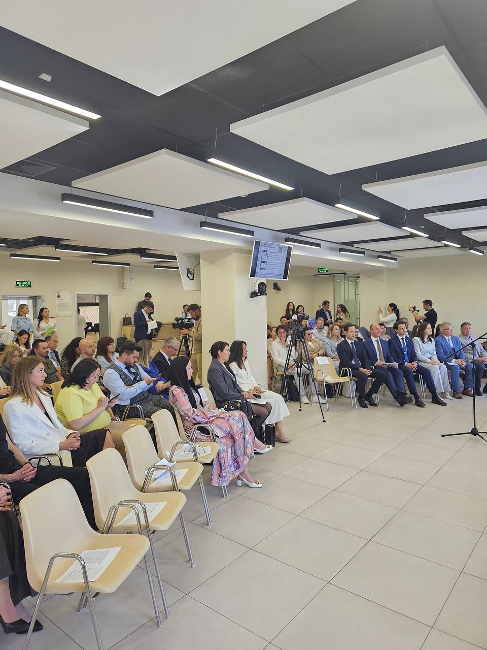 В Татарстане выбрали лучших экспортеров 28 мая в Доме предпринимателя Казани прошла торжественная церемония награждения победителей регионального этапа всероссийского конкурса «Экспортер года». Лауреаты были определены в 13 номинациях. Мероприятие прошло в рамках национального проекта «Международная кооперация и экспорт» и стало одним из событий Дня российского предпринимательства. Победители в основных 7 номинациях получили эксклюзивные дипломы, памятные призы и сертификаты на участие в международных выставочно-ярмарочных мероприятиях за рубежом с индивидуальным стендом. «Количество татарстанских экспортеров растет. По итогам 2024 года их число составило 2300 субъектов. За годы проведения конкурса его участниками стали сотни предпринимателей, которые являются успешным примером качества и конкурентоспособности продукции татарстанских производителей на внешних рынках. Со своей стороны Минэкономики продолжает повышать эффективность государственной поддержки экспорта - мы предлагаем доступные финансовые продукты, развиваем производственную и логистическую инфраструктуру, обучаем бизнес новым компетенциям», - отметила Первый заместитель министра — директор Департамента развития предпринимательства Наталья Кондратова. Лауреаты могут представить регион на федеральном уровне в Москве. Всего на участие в конкурсе поступило около 250 заявок со всей республики. Поздравляем всех победителей и участников конкурса!