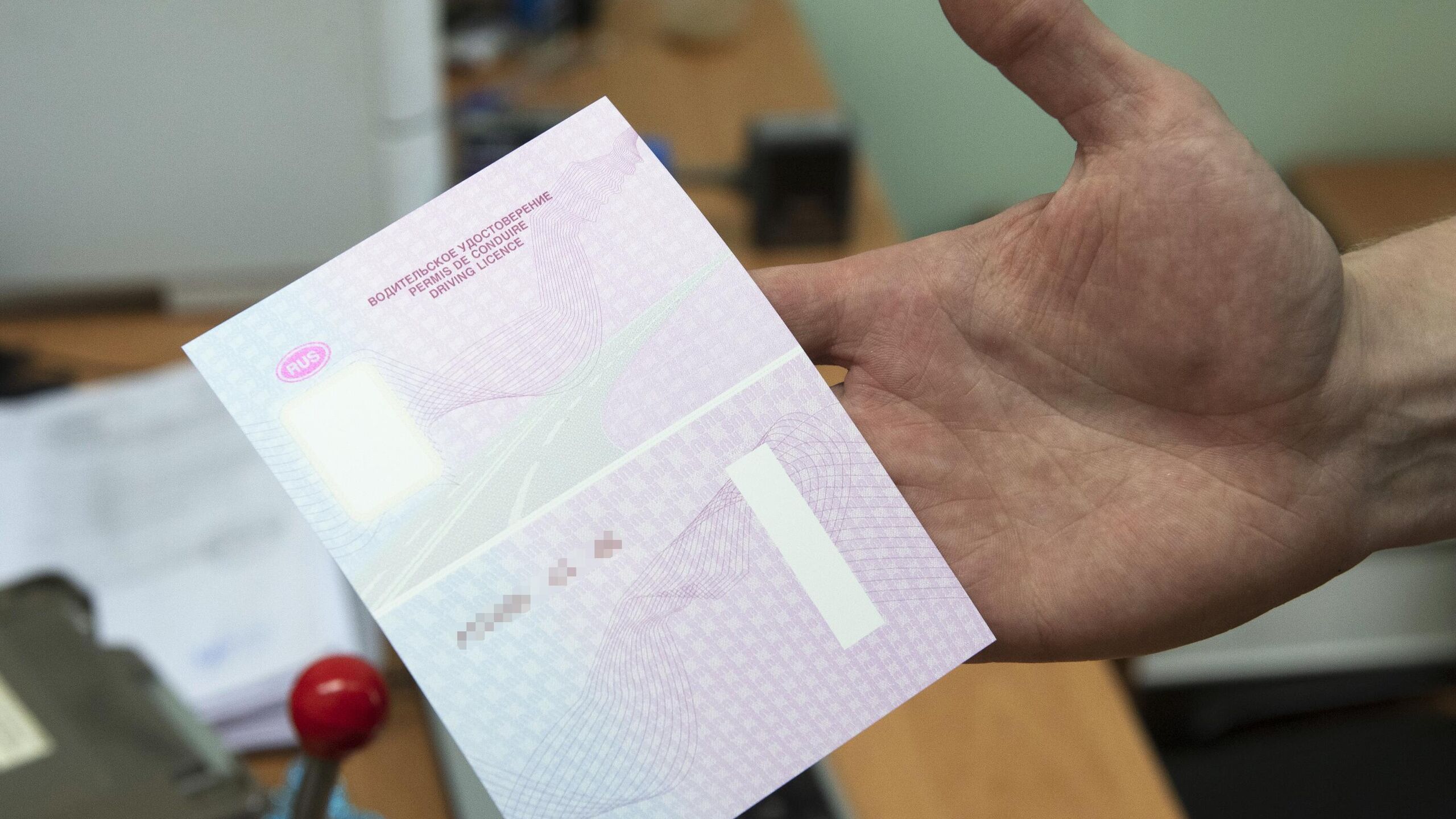 Новые правила обучения на права вступают в силу в РФ с 1 марта в них учтены изменения в ПДД предусмотрено применение дистанционных технологий и увеличение часов вождения сообщил РИА Новости депутат Госдумы Алексей Говырин Единая Россия Парламентарий заявил что приказ Минпросвещения от 1 июля 2025 года 505 утверждает новые примерные программы профессионального обучения водителей Новые правила обучения на права вступают в силу 1 марта ред Утвержден пакет из 47 примерных программ подготовки переподготовки и повышения квалификации Учтены изменения в ПДД и в порядке оказания первой помощи при ДТП предусмотрено применение дистанционных образовательных технологий и увеличение часов вождения сказал агентству Говырин Депутат отметил что автошколы должны актуализировать свои программы к этой дате при этом обучающиеся принятые до 1 марта завершают обучение по прежним программам