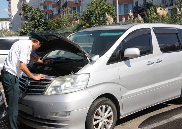 Сочинские таможенники передали на нужды СВО конфискованные автомобили  Автомобили Mazda, Toyota Alphard и Chevrolet Niva ввозились в Россию из Абхазии с нарушением таможенного законодательства. Машины были выявлены и изъяты на таможенном посту в Адлере.  По решению суда транспортные средства были обращены в собственность государства. Оформив необходимые документы, сотрудники таможни передали конфискованные автомобили представителям Минобороны.    свои фото, видео и истории присылайте нашему боту     Краснодар Телетайп   Подписаться