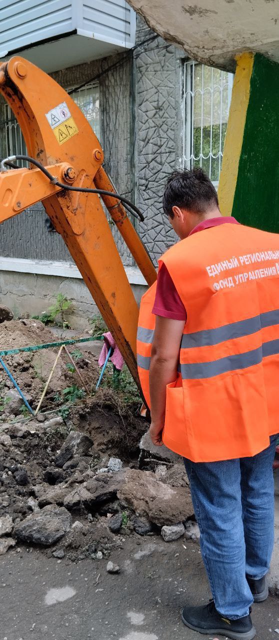Продолжают трудиться на благо комфорта и уюта брянковчан и сотрудники Брянковского филиала НКО Единый региональный фонд по управлению многоквартирными домами на территории Луганской Народной Республики  Всего за две минувших недели они выполнили 167 заявок от жителей города 45 из них касались восстановления освещения в квартирах и на лестничных площадках многоквартирных жилых домов  52 ликвидации забоев канализационной системы Также специалисты предприятия заменили 59м канализационной системы общего пользования по адресам Микрорайон 4 д 16 37 42 м н Тополь д 5 и 32 ул Московская д 3 ул Рудя д 7 ул Белорусская д 14 м н Молодежный д 16  Заменили 20м стояка водоснабжения по адресам м н Тополь д 40 Микрорайон 4 д 38 ул Московская д 3 ул Белорусская д 14 Произведены подготовительные работы для замены канализационного выхода на колодец по ул Щетинина д 2 4под и Микрорайон 4 д 48 2под  а также откачка воды из подвала дома 20 по ул Котовского Выполняется уборка придомовой территории два раза в месяц сбор случайного мусора подметание дорожек Кроме того специалисты Управляющей компании продолжают работы по восстановлению повреждённых в следствие урагана кровель МКД Они уже произведены по адресам ул Щетинина д 2 3 4 м н Тополь д 22 Микрорайон 4 д 5 10 ул Молодогвардейская д 50 и 55 ул Маяковского д 14 ул 3 я Анненская линия д 19 квартал Левтерова д 9 и 10 ул У Громовой д 6А  На этом рабочие будни наших коммунальщиков не прекращаются Впереди еще немало работы но совместные усилия определенно дают положительный результат Дальше больше