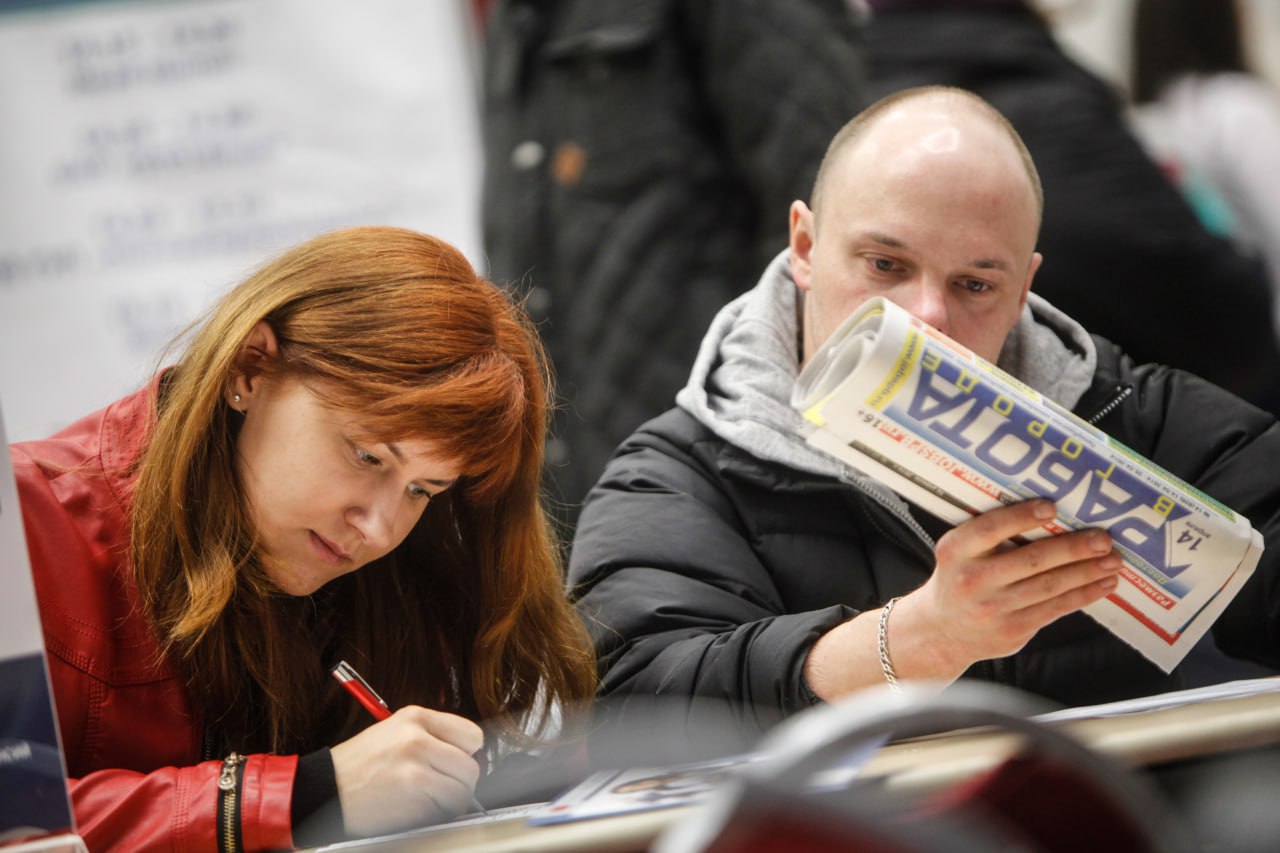 Петербург опустился на 29 место в рейтинге перспективности трудоустройства  В пресс-службе платформы онлайн-рекрутинга HeadHunter, если в первом квартале 2024 года Северная столица располагалась на 12-й строчке, то в этом году город опустился на 17 пунктов с результатом 72,95 баллов, заняв 29 место.  "По сравнению с началом 2024 года в городе вырос уровень конкуренции среди соискателей за рабочие места с 4 до 5,2 резюме на вакансию", — отмечается в исследовании.  Для расчёта перспективности трудоустройства в каждом конкретном регионе, аналитики учитывали шесть ключевых параметров: соотношение количества резюме к количеству вакансий на рынке труда  hh.индекс , медианную предлагаемую зарплату, прожиточный минимум для трудоспособного населения по данным Росстата, долю резюме со статусом "Не готов к переезду" и "Хочу переехать", уровень безработицы по наиболее актуальным данным Росстата на момент исследования.  Автор фото: Сергей Коньков / "ДП"