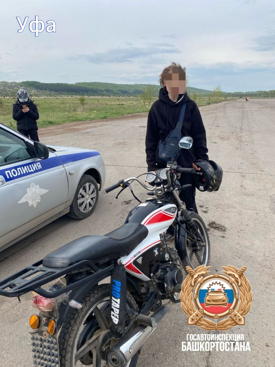 В Уфе с помощью чат-бота Госавтоинспекции задержан очередной несовершеннолетний водитель. В чат-бот поступила информация о том, что в Новой Максимовке «катаются на мопедах и квадроциклах». Инспекторами ДПС был обнаружен мопед, за рулем которого находился 14-летний подросток. На место задержания вызван отец несовершеннолетнего. Мопед помещён на специализированную стоянку. Инспекторы по делам несовершеннолетних рассмотрят вопрос о привлечении родителей к административной ответственности в соответствии со ст. 5.35 КоАП РФ. 