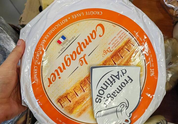 Санкционные сыр и колбасу изъяли в Сочи  Продукты были привезены из стран Евросоюза  В Сочи предприниматель торговал санкционными продуктами. Запрещенные для ввоза в Россию сыры и колбасу общим весом 110 кг изъяты. Продукты поставлялись на курорт из Германии, Италии, Испании, Франции и других стран Европейского союза.  - Продукция была уничтожена в полном объеме, путем сжигания,  - сообщили в Россельхознадзоре.  Подписаться