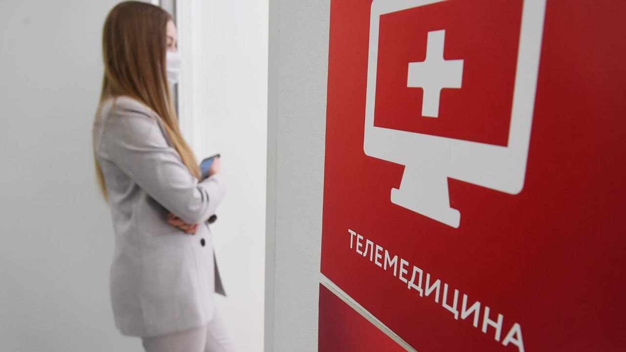 В России за полгода спрос на телемедицинские консультации вырос на 48% по сравнению с аналогичным периодом прошлого года, рассказали «Известиям» участники рынка. Особенно популярны такие консультации с генетиками, гастроэнтерологами, аллергологами, эндокринологами и психологами. Однако при онлайн-встречах врач может не заметить серьезных патологий у пациента, что приведет к значительному ухудшению состояния, отметили эксперты.