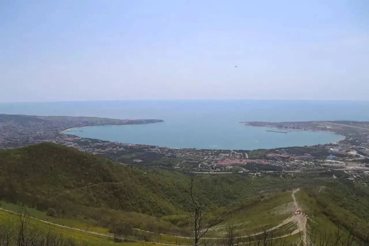 Море в Геленджике чистое Это подтверждают результаты лабораторных исследований Экологическая рабочая группа при Думе города Геленджика совместно со специалистами АО Южморгеология провела забор проб морской воды в акватории Геленджикской бухты на содержание нефтепродуктов Пробы были взяты сразу в нескольких точках акватории в том числе в районах Центрального пляжа Тихой гавани возле Хижины рыбака и в двух точках Голубой Бухты По данным Центральной аналитической лаборатории АО Южморгеология содержание нефтепродуктов во всех пробах находится на уровне многолетнего фонового значения и значительно ниже предельно допустимой концентрации Специалисты отмечают что вода в Геленджикской и Голубой бухтах соответствует всем нормам Мониторинг состояния акватории продолжается