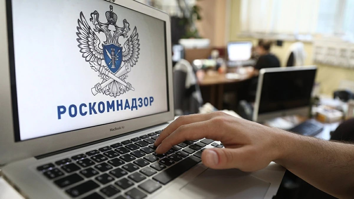 РКН намерен ужесточить требования к онлайн коммуникациям Ведомство предлагает наказывать штрафами и принудительно включать в реестр организаторов распространения информации ОРИ те ресурсы, которые не уведомили РКН о начале своей деятельности в течение 10 рабочих дней после получения соответствующего требования. Сейчас Роскомнадзор включает в реестр ОРИ владельцев и администраторов интернет-сервисов, через которые пользователи могут передавать сообщения. Это могут быть мессенджеры, соцсети, сайты с комментариями, форумы, блоги, онлайн-магазины и другие ресурсы, обеспечивающие коммуникацию. В реестр входят как российские, так и иностранные юрлица и физлица. Включение может быть добровольным по уведомлению или принудительным по запросу ФСБ, если ресурс соответствует признакам ОРИ . Среди ОРИ – «Яндекс», VK, «Пикабу», «Хабр», Telegram и др. Сам реестр ОРИ работает с 2014 г. При первом нарушении администратору грозит штраф в размере от 1000 до 3000 руб., а должностным лицам – от 10 000 до 30 000 руб. Для юридических лиц штраф может составить от 100 000 до 300 000 руб. При повторном нарушении штрафы возрастают вплоть до 1 млн руб.