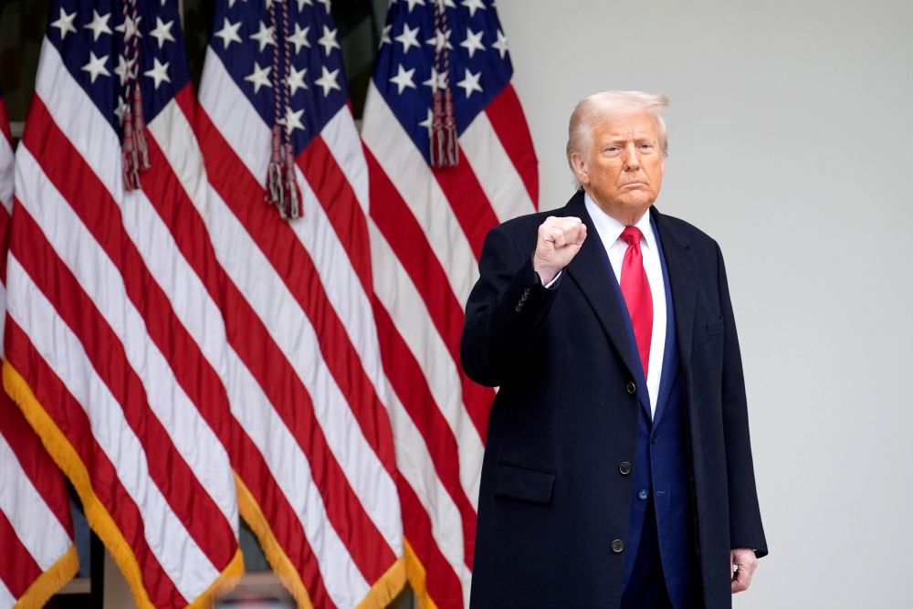 Президент США Дональд Трамп объявил, что 14 июля выступит с серьезным заявлением по России. "Думаю, я сделаю крупное заявление по России в понедельник", - сказал он в интервью телеканалу NBC News. При этом рассказать дополнительные подробности о содержании предстоящего заявления Трамп отказался, отметив, что "разочарован в России". "Посмотрим, что произойдет в ближайшие пару недель", - добавил президент США. Фото: РИА Новости