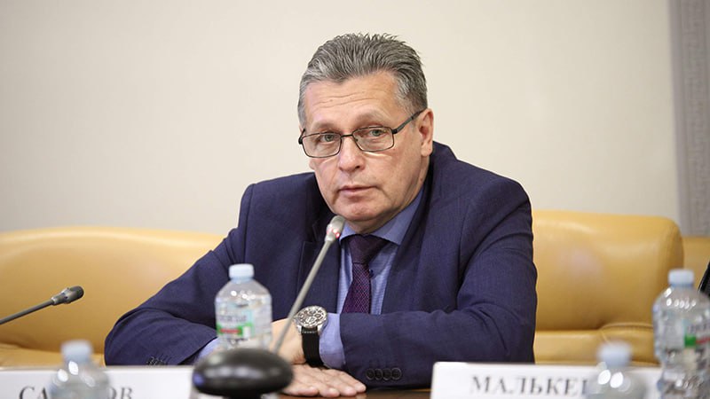 Рифат Сабитов Переход в кратчайшие сроки на отечественные программные продукты наша победа Состоялось итоговое заседание Общественного совета при Министерстве цифрового развития связи и массовых коммуникаций Российской Федерации Участники подвели итоги работы профильных комиссий обсудили развитие цифровой инфраструктуры меры противодействия мошенничеству и фейковой информации вопросы кибербезопасности внедрение отечественных цифровых сервисов а также перспективы регулирования искусственного интеллекта и поддержки участников СВО Заместитель генерального директора ВГТРК руководитель регионального департамента ВГТРК председатель комиссии ОП РФ по развитию информационного сообщества СМИ и массовых коммуникаций член комиссии по защите российских традиционных ценностей зампред Общественного совета при Минцифры России Рифат Сабитов отметил огромную работу которую ведет министерство по обеспечению технологического суверенитета Фото Пресс служба Общественной палаты РФ Подробнее на сайте Вести Хабаровск