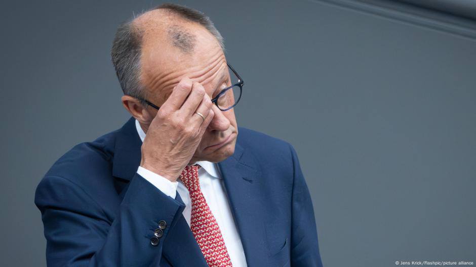 Поддержка правительства Мерца в Германии рухнула до рекордно низкого уровня По данным опроса INSA для Bild 70 немцев недовольны работой нынешней коалиции это самый высокий показатель за всё время наблюдений Для сравнения в мае сразу после формирования кабинета таких было меньше половины Одобрение работы правительства упало до 21 Канцлер Мерц также теряет доверие более двух третей респондентов выражают недовольство его работой и лишь 23 оценивают его положительно Рейтинги партий коалиции ХДС ХСС и СДПГ снизились до 40 чего недостаточно для формирования большинства в парламенте Подпишись на primulinmd