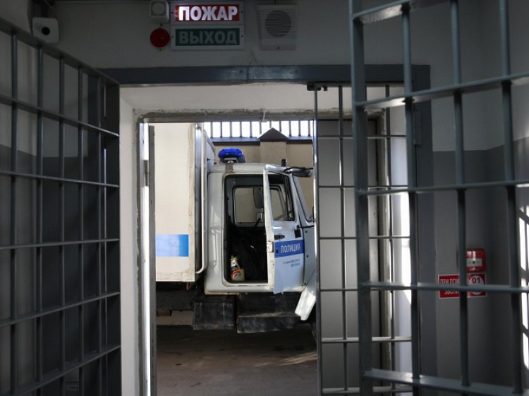 Волжанин забрал у пожилой работницы архива 1,8 миллиона рублей «для декларирования» Волгоградские оперативники задержали 22-летнего волжанина, оказывавшего услуги курьера мошенникам. Молодой человек нашел высокооплачиваемую работу курьера. Он должен был забирать деньги и у пожилых людей и переводить своим работодателям. Сам он получал процент от переведенных средств. Как сообщили Волжский.ру в пресс-службе ГУ МВД по региону, последним эпизодом стало похищение более 1,8 миллиона рублей у работницы архива из Волгограда. Мошенники позвонили 60-летней женщине, сообщили о подозрительных транзакциях по ее счету и угрозе потери средств и убедили передать деньги курьеру «для декларирования». Женщина передала волжанину всю сумму наличными. Деньги парень перевел своим кураторам. По факту мошенничества возбуждено уголовное дело по ч.4 ст.159 УК РФ. Подробнее на Волжский.ру: #ВолжскийРу #волжский #vlz