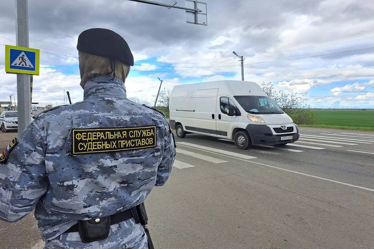 Приставы устроили облаву на должников в Краснодаре. Арестовано 10 авто.   Служители закона при помощи комплекса «Дорожный пристав» и мобильного приложения по государственному номеру авто выявляли должников в потоке автомашин на трассе. Затем судебные приставы проверили более 140 автолюбителей на наличие долгов.   По итогам рейда автолюбители выплатили долги на общую сумму 800 тысяч рублей. Владельцы 10 машин не смогли оплатить задолженность на месте. Их авто арестовали.