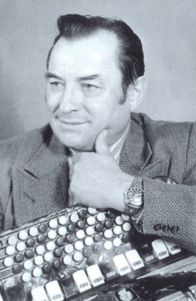 Сегодняшний день знаковое событие в культурной жизни региона и всей страны 105 летие со дня рождения выдающегося композитора народного артиста СССР Григория Федоровича Пономаренко Его жизнь и творчество неразрывно связаны с Краснодарским краем и являются важной частью богатого музыкального наследия России Творческая биография Григория Федоровича Пономаренко насчитывает более четырех тысяч произведений среди которых многочисленные песни обработки народных мелодий музыкальные композиции на стихи известных русских поэтов авторские оперы и музыка к известным советским фильмам Произведения Григория Пономаренко исполнялись известными артистами такими как Людмила Зыкина Иосиф Кобзон Клавдия Шульженко Лев Лещенко Валентина Толкунова и впоследствии стали неотъемлемой частью культурного наследия нашей страны