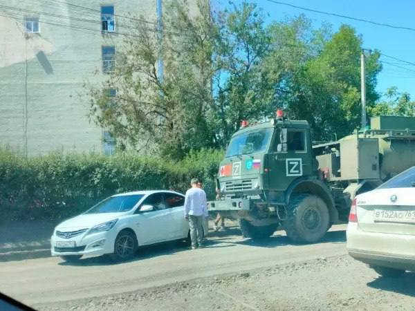 В Ростове из-за аварии с военной фурой собралась пробка По словам местных жителей, авария произошла около 13:00. На кадрах видно, что одну полосу движения заняли два транспорта: легковушка и военная фура. Судя по кадрам, они зацепились боком. На участке уже растянулась пробка. Протяженность затора составляет около двух километров. Кроме того, на участке автодороги по улице Малиновского дорожники проводят работы от дома №13Ж/1 до Комсомольского сквера. При каких обстоятельствах произошла авария, пока не сообщается. Водителям рекомендуется искать обходные пути.