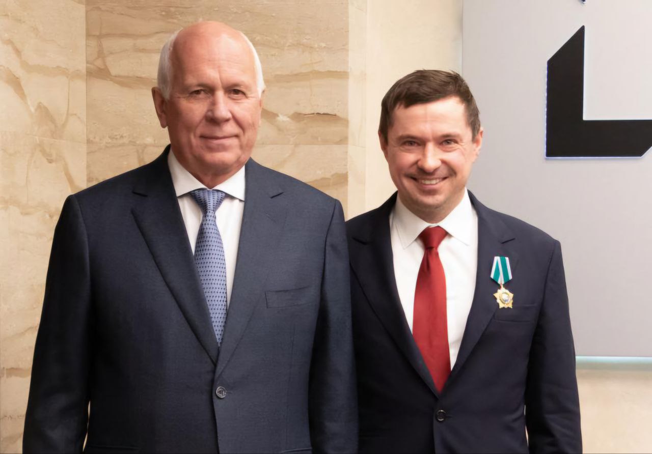 Американские и украинские журналисты утверждают, что Сергей «СВЧ» Чемезов и Василий Бровко из «Ростеха» заплатили 2,6 млн $ американской лоббистской и юридической фирме Rathmell Short LLP за «работы по исключению ряда лиц из санкционных списков». Ничего противозаконного в этом нет, но сам факт выглядит скандальным для российской аудитории, а на Украине так вообще в эти часы начинается массовый подрыв кормовых отсеков. Контракт предполагает работу лоббистов с Госдепом, OFAC и другими структурами. Точный список персон, которых хотят избавить от санкционного давления, неизвестен. Однако, по логике вещей, там должны быть члены семей Чемезова и Бровко, включая Тину Канделлаки, а также они сами. Если матерые юристы-лоббисты из Rathmell Short будут эффективны, при власти Дональда Трампа если и не полное, то хотя бы частичное снятие с них санкций представляется возможным. Расследователи ссылаются на официальные документы с подписями российских промышленников. Большой материал должен скоро выйти в журнале Newsweek. Но это если редактор не завернет текст с криком «Говно, переписывай!»
