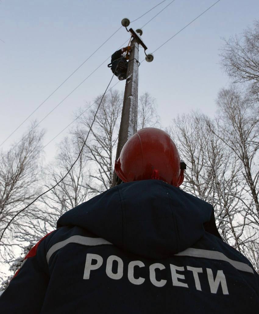 Друзья, все обращения по поводу отключения электроэнергии в области держу под личным контролем.   В результате неблагоприятных погодных явлений падают деревья, что приводит к обрывам.   По моему поручению первый заместитель губернатора Александр Дронов провел штаб с оперативными службами. Главы районов доложили о ситуации. Она напряженная, «Россети Северо-Запад» увеличили группировку сил и средств для ликвидации последствий стихии в регионе.  На 12:00 зафиксированы отключения в 441 населенном пункте Новгородской области.  Для проведения аварийно-восстановительных работ привлечены 52 бригады из 175 человек, 54 единицы техники. На подкрепление едут бригады из других филиалов Россетей. Ситуация на Северо-Западе везде сейчас сложная, но все готовы помогать.