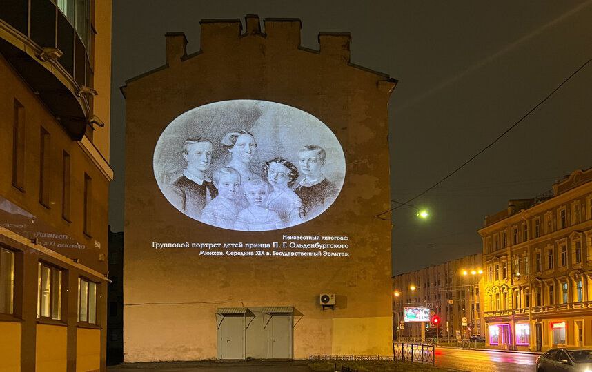 "Прачка с дочерью", "Мать с ребенком, держащим яблоко" и не только. Проекциями картин Эрмитажа украсили пять зданий в Петербурге  Масштабные световые проекции картин из эрмитажной коллекции появились на глухих стенах нескольких зданий Северной столицы. По ним можно проследить тему семьи в творчестве художников разных исторических эпох.