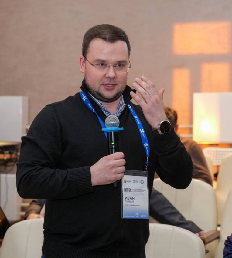 Иван Лебедев, выпускник «Школы мэров», назначен врио главы Мурманска  Один из первых шагов Лебедева в должности — приветственный пост:   Убежден, что активное присутствие в информационном пространстве и постоянная обратная связь с гражданами сегодня является обязательным и крайне важным элементом работы власти любого уровня, и в первую очередь власти муниципальной. Вместе делаем Мурманск лучше!  ℹ  Диалог выступает партнером программы кадрового резерва «Школа мэров» — проекта, реализуемого ВШГУ Президентской академии при поддержке Администрации Президента России и ВАРМСУ.