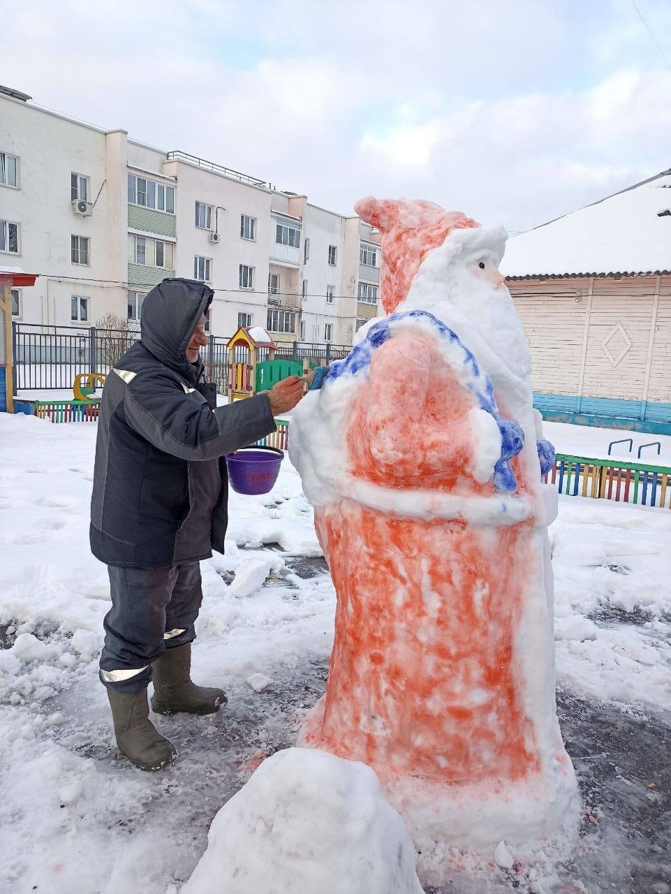 «Волшебник» Ярославля Вардан Мурадян слепил скульптуру Деда Мороза  Житель города Ярославль Вардан Мурадян слепил снежные скульптуры на территории детского сада.    «Если нас спросят, где живут самые креативные люди, то мы без доли сомнения ответим – в Ярославской области. К слову, Деда Мороза можем не искать, он теперь охраняет территорию детского сада №174. Смастерил и украсил двухметровую фигуру зимнего волшебника Вардан Мурадян. Ярославец лепит снежные скульптуры каждый год на радость маленьким и взрослым жителям Заволжского района»,- пишет ТГ канал Первый Ярославский.      • Дзен • Сайт • TikTok • Facebook • Instagram • YouTube • X/twitter