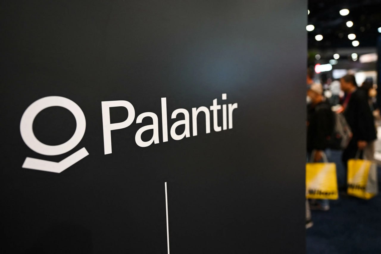Компания Palantir должна опубликовать отчёт о доходах за четвёртый квартал сегодня после закрытия торгов и Уолл стрит ожидает от компании ещё более впечатляющих результатов PLTR Согласно оценкам аналитиков ожидается что прибыль компании на акцию вырастет до 0 23 доллара с 0 14 доллара за аналогичный период прошлого года а выручка увеличится более чем на 60 и составит 1 3 миллиарда долларов jkinvest news jkinvest