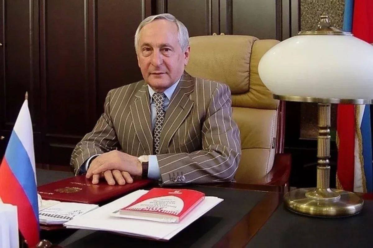 В Краснодарском крае двух судей лишили отставки из за нарушений Квалификационная коллегия судей Краснодарского края досрочно прекратила отставку Рустема Трахова экс глава Верховного суда Адыгеи и Владимира Бахметьева Причиной стали грубые нарушения допущенные ими во время работы а также несовместимая со статусом судьи деятельность Ранее у Трахова уже были изъяты активы на 13 миллиардов рублей Краснодар Сегодня Телеграм замедляют оставайтесь на связи с нами в MAX max ru krd 00