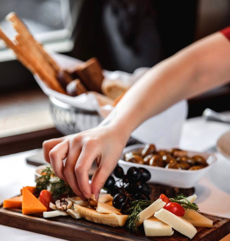 Рынок кейтеринга в России может превысить 1 трлн рублей Оборот услуг кейтеринга может превысить 1 трлн рублей уже к концу 2025 года прибавив порядка 10 12 по сравнению с 2024 годом Доля кейтеринга в структуре оборота общественного питания способна достичь четверти всего сектора а общий рынок общепита превысить 4 трлн рублей делают вывод аналитики     iz ru 2013542 2025 12 23 rynok keiteringa v rossii mozhet prevysit 1 trln rublei