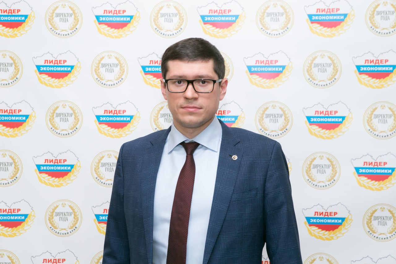 Барнаульский завод будет платить 500 000 рублей сотрудницам при рождении ребенка Барнаульский завод резиновых технических изделий подписал с правительством Алтайского края соглашение о внедрении Корпоративного демографического стандарта Документ предусматривает выплату сотрудницам 500 тысяч рублей при рождении ребёнка Поддержка семей может быть разной Мы на Барнаульском заводе РТИ решили первыми среди промышленных предприятий Алтайского края и чем мы очень гордимся поддерживать наших мамочек и выплачивать по 500 тысяч рублей при рождении ребенка Считаем это наш вклад в сохранение традиционных и семейных ценностей и в развитие демографии нашей страны отметил исполнительный директор Барнаульского завода РТИ Артём Шамков Инициатива направлена на поддержку семей и стимулирование рождаемости в регионе Теперь работницы завода смогут получить полмиллиона рублей из средств предприятия в дополнение к федеральным и краевым мерам поддержки материнскому капиталу льготам и социальным контрактам Многие промышленные предприятия региона уже реализуют собственные программы поддержки сотрудников включая льготную медицинскую помощь Однако Барнаульский завод РТИ стал первым кто закрепил комплексные обязательства в официальном стандарте отметил глава Алтайского края Виктор Томенко Фото приёмная Артёма Шамкова Катунь 24 в MAX