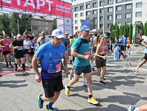 Х обнинский Атомный марафон объединил более трёх тысяч любителей бега В Обнинске 26 июля проходят праздничные мероприятия ко Дню города. Главным спортивным событием стал Атомный марафон. Он проводится уже на протяжении 10 лет. По традиции губернатор Владислав Шапша пробежал дистанцию 7 км. Среди более трёх тысяч участников - ультрамарафонец и экс-капитан сборной России по футболу Алексей Смертин. В этом году марафон собрал любителей бега из 40 регионов страны.