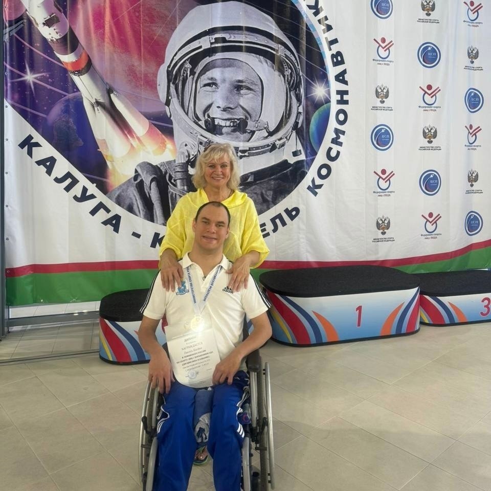 Ямалец удачно вступил на чемпионате России по плаванию спорта лиц с поражением опорно-двигательного аппарата Богдан Пасось в течение пяти дней соревновался на семи дистанциях. — 50 м баттерфляй и установил рекорд России с результатом — 5:45,27 Два четвертых места — 50 и 100 метров на спине. Пятое место завоевал на дистанции 200 метров в вольном стиле. Два шестых места — 100 метров в брассе и 100 метров в вольном стиле. А также седьмое место на 50 метрах в вольном стиле. Тренируется в Ноябрьске в спортивной школе олимпийского резерва «Альтис», тренер — Людмила Пасось. Соревнования прошли с 24 по 31 мая в Калуге. Участвовали 320 сильнейших спортсменов из 45 регионов страны. Поздравляем! #ЯмалСпорт #Плавание #ПОДА Ямал Спорт Поддержать нас бустом
