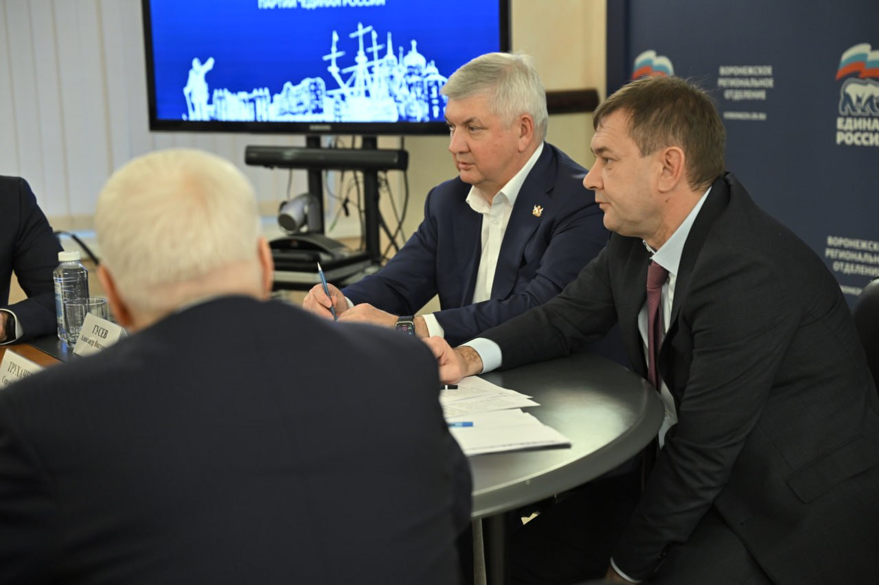 Начинает новый этап политической жизни с учетом московской специфики воронежский губернатор об уходе Владимира Нетесова с поста главы Единой России Губернатор Воронежской области Александр Гусев оперативно подтвердил информацию Площади об уходе сенатора Владимира Нетесова с поста секретаря реготделения Единой России Сейчас очевидно что работа регионального отделения партии власти получит новый импульс если его возглавит руководитель субъекта Последние годы мы работали на партийном направлении плечом к плечу с Владимиром Нетесовым который недавно стал сенатором от областной думы Но теперь весомую часть времени он будет проводить в столице отстаивая интересы родного региона и фактически начинает новый этап политической жизни с учётом московской специфики Я благодарен Владимиру Ивановичу за достойную работу на благо Единой России на малой родине И в новой должности уверен он будет не меньше погружен в партийные дела уже на другом уровне Члены президиума регионального политсовета Единой России поддержали мое решение Надеюсь что и федеральное руководство Единой России одобрит мое намерение возглавить воронежское отделение партии заявил глава региона Подписывайся на Площадь