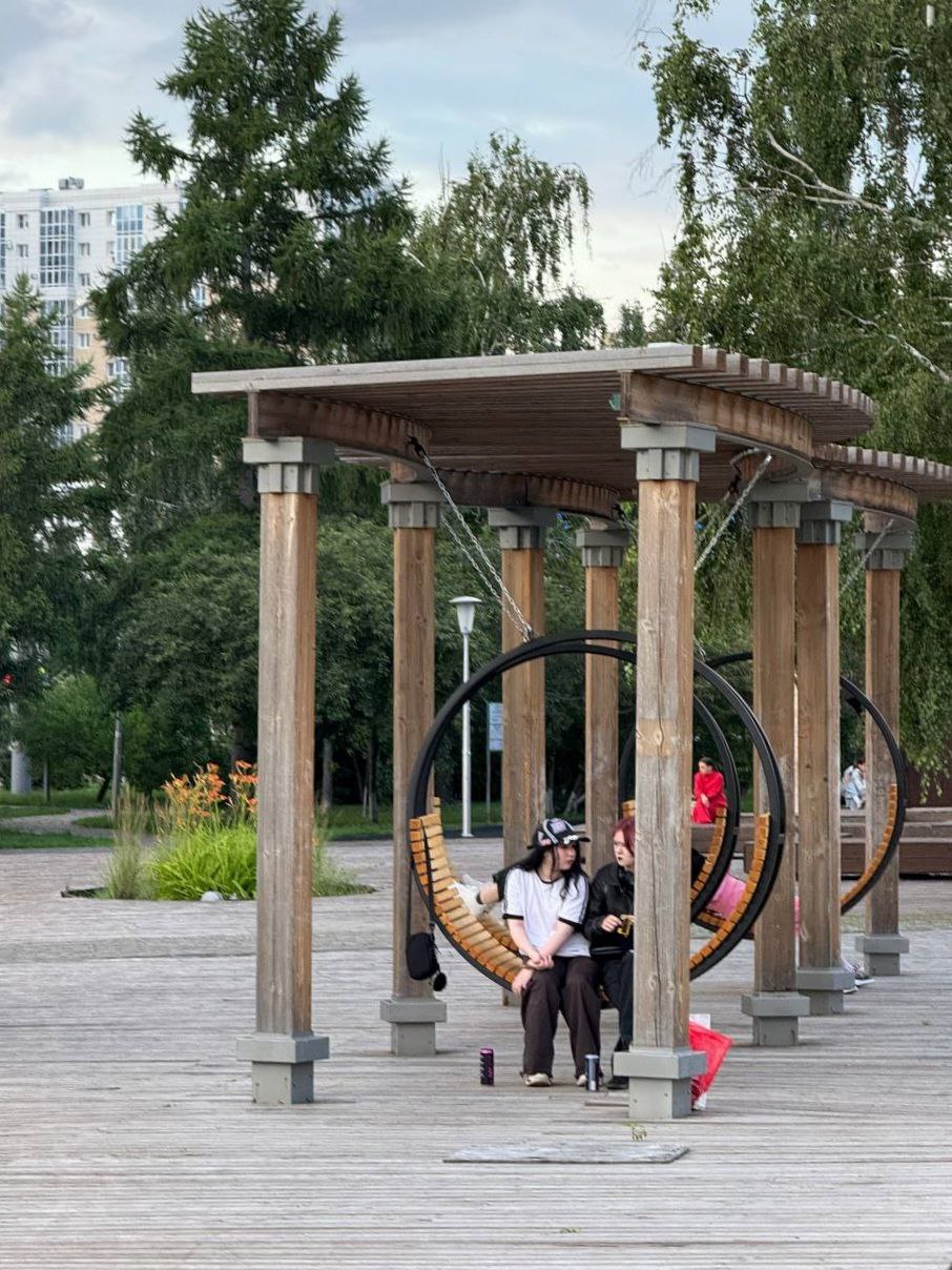 У Музыкального театра установили новые качели! В сквере на Театральной площади, рядом со знаменитым "трамплином", появились подвесные металлические конструкции с деревянными сидениями Они заменили пластиковые светящиеся "бублики", которые неоднократно громили вандалы. Новые качели выглядят бомбически Надеемся, что с ними ничего не случится и они будут служить долгие годы Фото:
