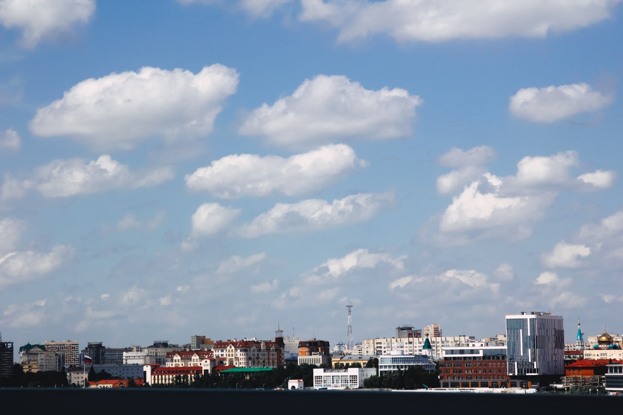 В Омскую область стало приезжать больше туристов В Омской области прошло очередное заседание Совета по развитию туризма По предварительным данным по итогам 2025 года ожидается рост турпотока в районе 20 25 по сравнению с 2024 м Гостиницы и базы отдыха зафиксировали прирост турпотока на более чем 200 тысяч человек Министр культуры Омской области Юрий Трофимов отметил что росту числа туристов способствовали масштабные мероприятия проводимые в Омской области а также увеличение и обновление номерного фонда в действующих базах отдыха и гостиницах и открытие новых